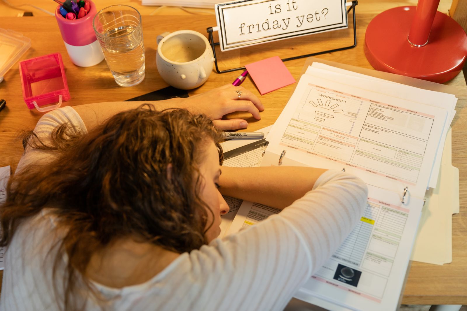 Le coup de barre : illustration du guide « Coup de fatigue à 15 h : que faire ? »
